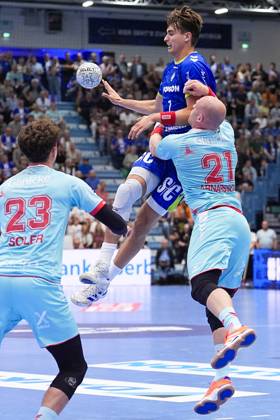 04 09 2025, xydrx, Handball, 1 HBL, VFL Gummersbach TM Melsungen, Schwalbe Arena Julian Koester VFL Gummersbach 7 in duel against Arnar Freyr Arnarsson MT Melsungen 21 Nordrhein Westfahlen Germany