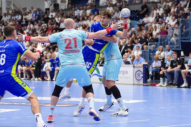 04 09 2025, xydrx, Handball, 1 HBL, VFL Gummersbach TM Melsungen, Schwalbe Arena Julian Koester VFL Gummersbach 7 in duel against Arnar Freyr Arnarsson MT Melsungen 21 and Dainis Kristopans MT Melsungen 10 Nordrhein Westfahlen Germany