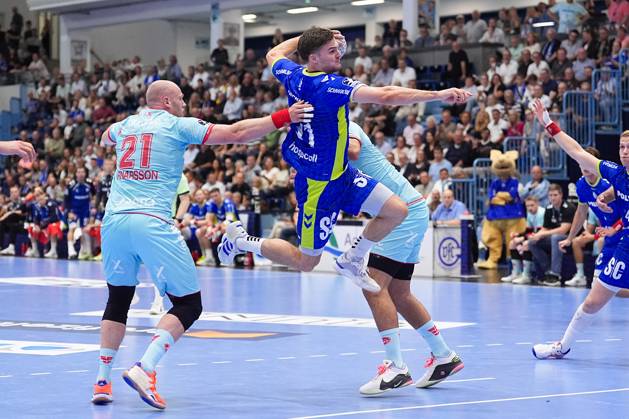 04 09 2025, xydrx, Handball, 1 HBL, VFL Gummersbach TM Melsungen, Schwalbe Arena Arnar Freyr Arnarsson MT Melsungen 21 and Adrian Sipos MT Melsungen 8 in a duel against Kay Smits VFL Gummersbach 31 North Rhine-Westphalia Germany