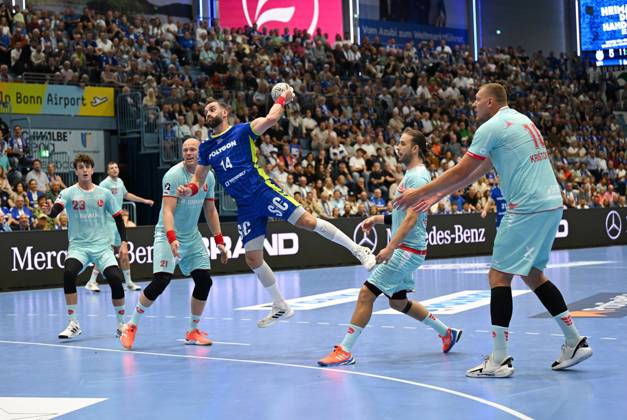 Teitur Einarsson VfL Gummersbach 14 at the circle by GER, VfL Gummersbach vs MT Melsungen, Handball, Daikin 1 Bundesliga, Matchday 2, Season 2025 2026, 04 09 2025 GER, VfL Gummersbach vs MT Melsungen, Handball, Daikin 1 Bundesliga, Matchday 2, Season 2025 2026, 04 09 2025 Gummersbach Copyright: xEibner-Pressefoto JuergenxAugstx EP_JAT