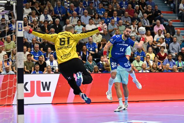 Teitur Einarsson VfL Gummersbach 14 vs Laszlo Bartucz MT Melsungen 61 GER, VfL Gummersbach vs MT Melsungen, Handball, Daikin 1 Bundesliga, Matchday 2, Season 2025 2026, 04 09 2025 GER, VfL Gummersbach vs MT Melsungen, Handball, Daikin 1 Bundesliga, Matchday 2, Season 2025 2026, 04 09 2025 Gummersbach Copyright: xEibner-Pressefoto JuergenxAugstx EP_JAT
