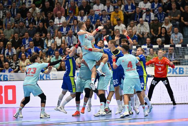 Uladzislau Kulesh MT Melsungen 20 tries against the Gummersbach block GER, VfL Gummersbach vs MT Melsungen, Handball, Daikin 1 Bundesliga, 2 Matchday, Season 2025 2026, 04 09 2025 GER, VfL Gummersbach vs MT Melsungen, Handball, Daikin 1 Bundesliga, 2 Matchday, Season 2025 2026, 04 09 2025 Gummersbach Copyright: xEibner-Pressefoto JuergenxAugstx EP_JAT