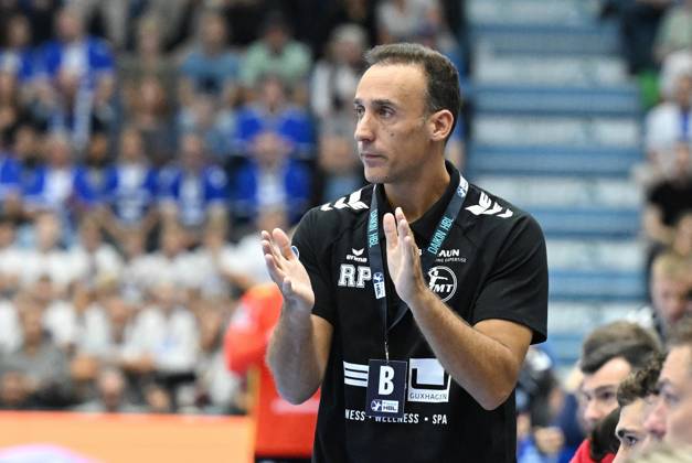 Roberto Garcia Parrondo MT Melsungen coach cheers on his team GER, VfL Gummersbach vs MT Melsungen, Handball, Daikin 1 Bundesliga, Matchday 2, Season 2025 2026, 04 09 2025 GER, VfL Gummersbach vs MT Melsungen, Handball, Daikin 1 Bundesliga, Matchday 2, Season 2025 2026, 04 09 2025 Gummersbach Copyright: xEibner-Pressefoto JuergenxAugstx EP_JAT