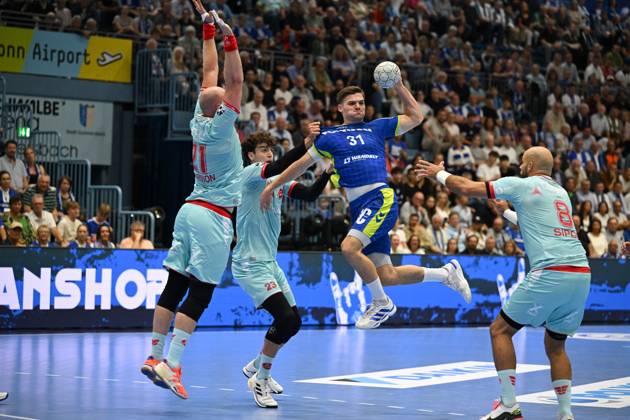 Kay Smits VfL Gummersbach 31 vs Arnar Freyr Arnarsson MT Melsungen 21 and Adrian Sipos MT Melsungen 8 GER, VfL Gummersbach vs MT Melsungen, Handball, Daikin 1 Bundesliga, Matchday 2, Season 2025 2026, 04 09 2025 GER, VfL Gummersbach vs MT Melsungen, Handball, Daikin 1 Bundesliga, Matchday 2, Season 2025 2026, 04 09 2025 Gummersbach Copyright: xEibner-Pressefoto JuergenxAugstx EP_JAT