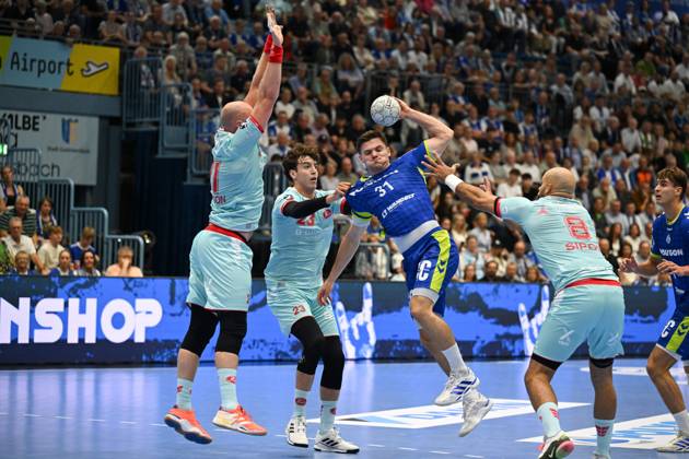 Kay Smits VfL Gummersbach 31 vs Arnar Freyr Arnarsson MT Melsungen 21 and Adrian Sipos MT Melsungen 8 GER, VfL Gummersbach vs MT Melsungen, Handball, Daikin 1 Bundesliga, Matchday 2, Season 2025 2026, 04 09 2025 GER, VfL Gummersbach vs MT Melsungen, Handball, Daikin 1 Bundesliga, Matchday 2, Season 2025 2026, 04 09 2025 Gummersbach Copyright: xEibner-Pressefoto JuergenxAugstx EP_JAT
