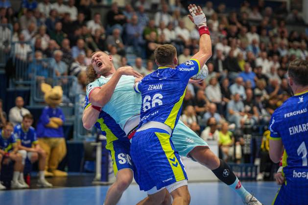 Daikin Handball Bundesliga, VfL Gummersbach MT Melsungen, 03 09 2025 Dainis Kristopans MT Melsungen, 10 in duel with Stepan Zeman VfL Gummersbach, 66 , Daikin Handball Bundesliga, VfL Gummersbach MT Melsungen, 03 09 2025, Schwalbe Arena, Gummersbach, Germany Copyright: xBEAUTIFULxSPORTS Henrichsx