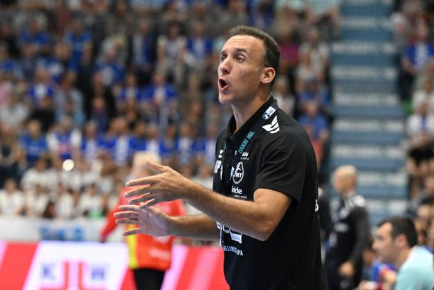 Roberto Garcia Parrondo MT Melsungen Coach GER, VfL Gummersbach vs MT Melsungen, Handball, Daikin 1 Bundesliga, Matchday 2, Season 2025 2026, 04 09 2025 GER, VfL Gummersbach vs MT Melsungen, Handball, Daikin 1 Bundesliga, Matchday 2, Season 2025 2026, 04 09 2025 Gummersbach Copyright: xEibner-Pressefoto JuergenxAugstx EP_JAT