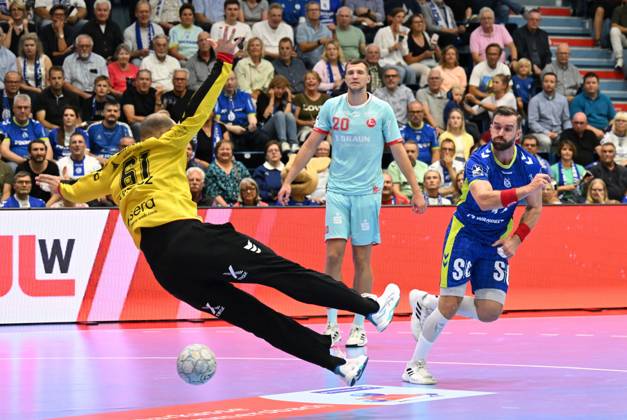 Teitur Einarsson VfL Gummersbach 14 vs Laszlo Bartucz MT Melsungen 61 GER, VfL Gummersbach vs MT Melsungen, Handball, Daikin 1 Bundesliga, Matchday 2, Season 2025 2026, 04 09 2025 GER, VfL Gummersbach vs MT Melsungen, Handball, Daikin 1 Bundesliga, Matchday 2, Season 2025 2026, 04 09 2025 Gummersbach Copyright: xEibner-Pressefoto JuergenxAugstx EP_JAT