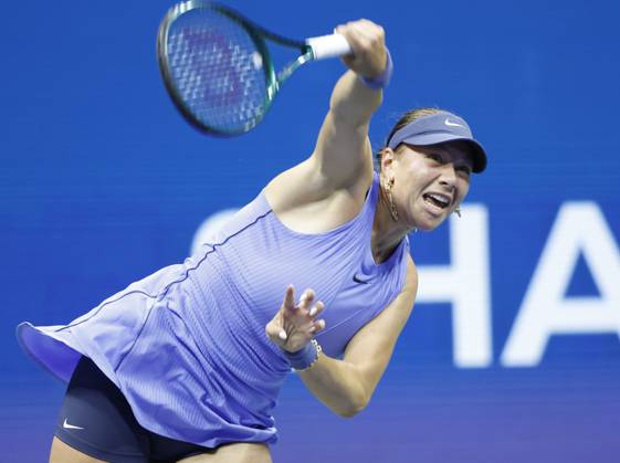 Amanda Anisimova serves to Naomi Osaka of Japan in the 1st set in a Women s semifinal match at the 2025 US Open Tennis Championship at the USTA Billie Jean King National Tennis Center in New York City on Thursday, September 4, 2025.  NYP20250904914 JOHNxANGELILLO