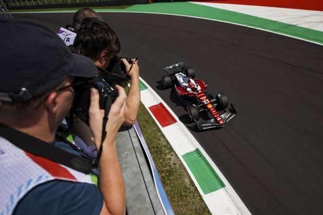 F1 - ITALIAN GRAND PRIX 2025 16 LECLERC Charles (mco), Scuderia Ferrari SF-25, action photographers during the 2025 Formula 1 Pirelli Grand Premio d™Italia, 2025 Italian Grand Prix, 16th round of the 2025 FIA Formula One World Championship, WM, Weltmeisterschaft from September 5 to 7, 2025 on the Autodromo Nazionale Monza, in Monza, Italy - MonzaItaly  Copyright: xXavixBonillax
