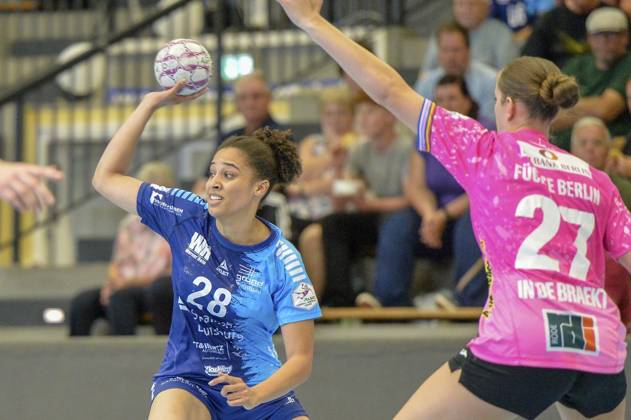 RECORD DATE NOT STATED 2. Handball-Bundesliga: TuS Lintfort - Füchse Berlin ** NUR FÜR REDAKTIONELLE ZWECKE ** EDITORIAL USE ONLY **<p>Nomi in de Braekt, rechts, im Kampf gegen Leonie Udaw, links, am Samstag, den 06.09.2025, im Spiel TuS Lintfort gegen Füchse Berlin in der Sporthalle Eyller Straße in Kamp-Lintfort. TuS Lintfort, blaue Trikots, spielt gegen Füchse Berlin, rosa Trikots, in der 2. Handball-Bundesliga der Frauen, Saison 2025 2026. Deutschland NRW Kamp-Lintfort Copyright: OleksandrxVoskresenskyi Copyright: OleksandrxVoskresenskyi doc82a23wi0d4or2zdjdid ,EDITORIAL USE ONLY