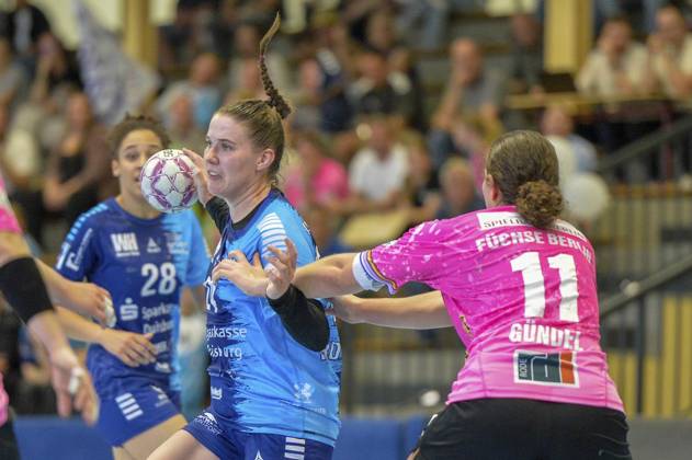 RECORD DATE NOT STATED 2. Handball-Bundesliga: TuS Lintfort - Füchse Berlin ** NUR FÜR REDAKTIONELLE ZWECKE ** EDITORIAL USE ONLY **<p>Lucy Gündel, rechts, im Kampf gegen Svenja Rottwinkel, links, am Samstag, den 06.09.2025, im Spiel TuS Lintfort gegen Füchse Berlin in der Sporthalle Eyller Straße in Kamp-Lintfort. TuS Lintfort, blaue Trikots, spielt gegen Füchse Berlin, rosa Trikots, in der 2. Handball-Bundesliga der Frauen, Saison 2025 2026. Deutschland NRW Kamp-Lintfort Copyright: OleksandrxVoskresenskyi Copyright: OleksandrxVoskresenskyi doc82a23wsmjzpk6zdp37f ,EDITORIAL USE ONLY
