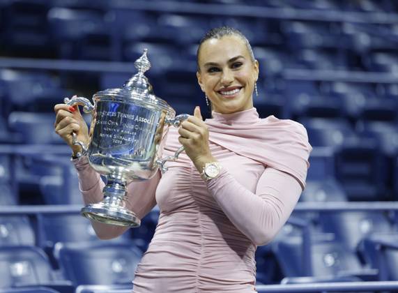 Aryna Sabalenka of Belarus gets spruced up,and brings her US Open Championship Trophy into Arthur Ashe Stadium for photos after defeating Amanda Anisimova at the Women s Finals of the 2025 US Open Tennis Championship in Arthur Ashe Stadium at the USTA Billie Jean King National Tennis Center in Flushing Meadows, New York on Saturday, September 6, 2025. Sabalenka defeated Anisimova 6-3, 7-6 to win her second consecutive US Open Championship.  NYP20250906224 JOHNxANGELILLO