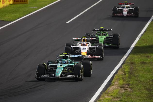 F1 - ITALIAN GRAND PRIX 2025 14 ALONSO Fernando (spa), Aston Martin F1 Team AMR24, action 30 LAWSON Liam (nzl), Visa Cash App RB F1 Team VCARB02, action during the 2025 Formula 1 Pirelli Grand Premio d™Italia, 2025 Italian Grand Prix, 16th round of the 2025 FIA Formula One World Championship, WM, Weltmeisterschaft from September 5 to 7, 2025 on the Autodromo Nazionale Monza, in Monza, Italy - MonzaItaly Copyright: xXavixBonillax
