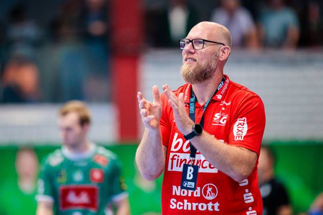 Ales Pajovic SG Flensburg Handewitt, Coach rejoices GER, GWD Minden vs SG Flensburg Handewitt, Handball, 1 Bundesliga, Matchday 3, Season 2025 2026, 08 09 2025 GER, GWD Minden vs SG Flensburg Handewitt, Handball, 1 Bundesliga, Matchday 3, Season 2025 2026, 08 09 2025 Luebbecke Copyright: xEibner-Pressefoto JanxRollingerx EP_JSK
