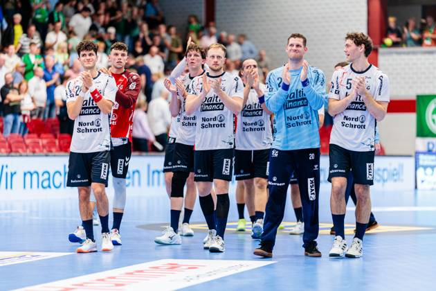The SG Flensburg Handewitt team celebrates after 27 40 victory GER, GWD Minden vs SG Flensburg Handewitt, Handball, 1 Bundesliga, Matchday 3, Season 2025 2026, 08 09 2025 GER, GWD Minden vs SG Flensburg Handewitt, Handball, 1 Bundesliga, Matchday 3, Season 2025 2026, 08 09 2025 Luebbecke Copyright: xEibner-Pressefoto JanxRollingerx EP_JSK
