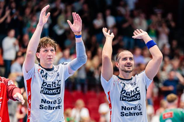 v l Lasse Moeller SG Flensburg Handewitt, 64 , Kent Robin Toennesen SG Flensburg Handewitt, 23 rejoices after 27 40 victory GER, GWD Minden vs SG Flensburg Handewitt, Handball, 1 Bundesliga, Matchday 3, Season 2025 2026, 08 09 2025 GER, GWD Minden vs SG Flensburg Handewitt, Handball, 1 Bundesliga, Matchday 3, Season 2025 2026, 08 09 2025 Luebbecke Copyright: xEibner-Pressefoto JanxRollingerx EP_JSK