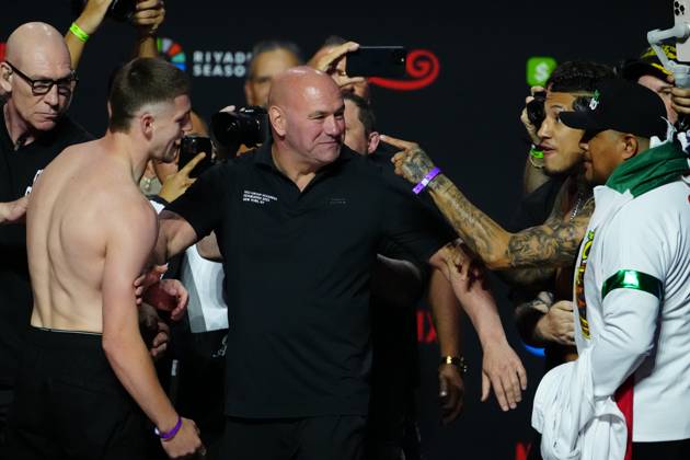 September 12, 2025, Las Vegas, Nv, Las Vegas, Nv, United States: Callum Walsh and Fernando Vargas Jr. face-off at T-Mobile Arena for Canelo vs Crawford on September 12, 2025 in Las Vegas, NV, United States. ( PxImages) Las Vegas, Nv United States - ZUMAp175 20250912_zsa_p175_078 Copyright: xLouisxGrassex