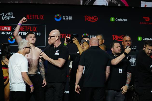 September 12, 2025, Las Vegas, Nv, Las Vegas, Nv, United States: Callum Walsh and Fernando Vargas Jr. face-off at T-Mobile Arena for Canelo vs Crawford on September 12, 2025 in Las Vegas, NV, United States. ( PxImages) Las Vegas, Nv United States - ZUMAp175 20250912_zsa_p175_084 Copyright: xLouisxGrassex