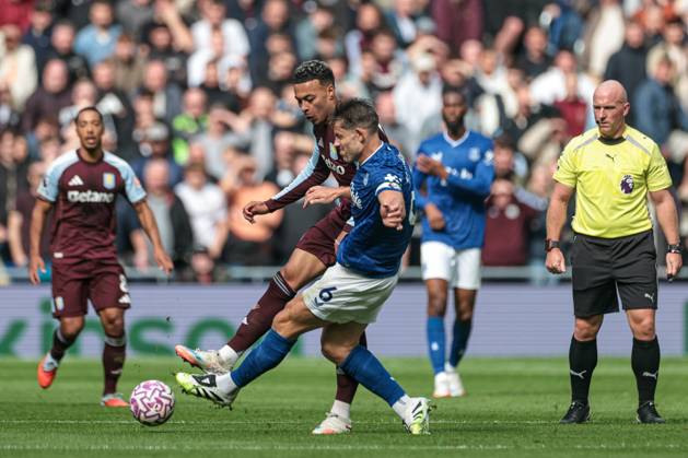 Premier League Everton v Aston Villa James Tarkowski of Everton tackles Morgan Rogers of Aston Villa during the Premier League match Everton vs Aston Villa at Hill Dickinson Stadium, Liverpool, United Kingdom, 13th September 2025 (Photo by Mark Cosgrove News Images) Liverpool Hill Dickinson Stadium Merseyside United Kingdom Copyright: xMarkxCosgrove NewsxImagesx