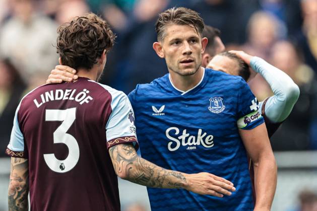 Premier League Everton v Aston Villa James Tarkowski of Everton and Victor Lindelof of Aston Villa shake hands after the Premier League match Everton vs Aston Villa at Hill Dickinson Stadium, Liverpool, United Kingdom, 13th September 2025 (Photo by Mark Cosgrove News Images) Liverpool Hill Dickinson Stadium Merseyside United Kingdom Copyright: xMarkxCosgrove NewsxImagesx