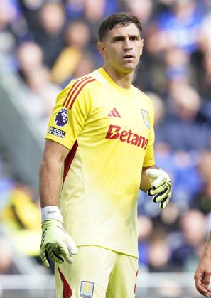 Liverpool, England, 13th September 2025. Emiliano Martinez of Aston Villa during the Everton vs Aston Villa Premier League match at Hill Dickinson Stadium, Liverpool. Picture credit should read: Andrew Yates Sportimage EDITORIAL USE ONLY. No use with unauthorised audio, video, data, fixture lists, club league logos or live services. Online in-match use limited to 120 images, no video emulation. No use in betting, games or single club league player publications. SPI_042_AY_EVERTON_VILLA SPI-4134-0036