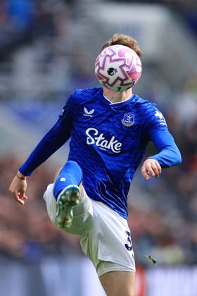 Fußball Premier League Everton gegen Aston Villa 13. September 2025 Premier League Everton gegen Aston Villa Der Ball blockiert das Gesicht von James Garner von Everton Foto Simon Stacpoole Abseits Liverpool UK Copyright: xSimonxStacpoolexOffside