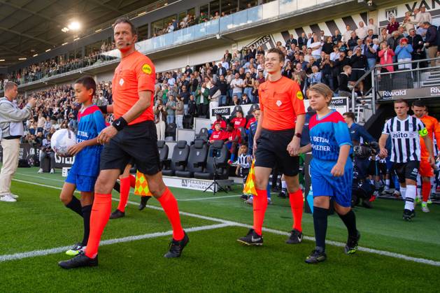 ALMELO , 14-09-2025 , Stadium Asito , season 2025 2026 , Dutch Eredivisie football , match between Heracles Almelo and AZ , picture shows Referee Bas Nijhuis Heracles - AZ x31013821x Copyright: