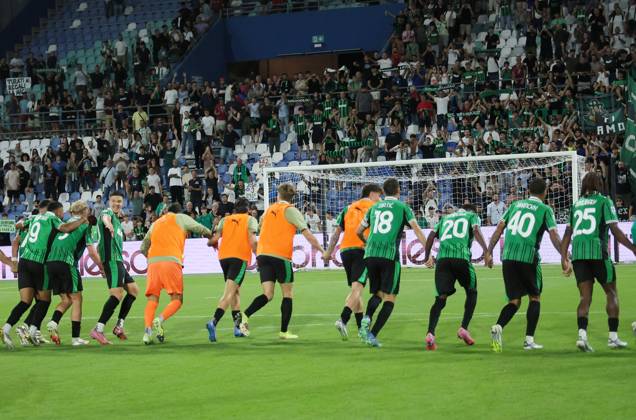 Sassuolo players greet the supporters at the end of the Serie A Unilive soccer match between U.S Sassuolo and S.S. Lazio at Mapei stadium, Reggio Emilia, northern Italy, Monday, September 14, 2025. - Soccer - (Photo Michele Nucci - LaPresse) Copyright: xMichelexNucci LaPressex