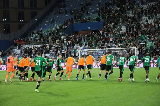 Sassuolo players greet the supporters at the end of the Serie A Unilive soccer match between U.S Sassuolo and S.S. Lazio at Mapei stadium, Reggio Emilia, northern Italy, Monday, September 14, 2025. - Soccer - (Photo Michele Nucci - LaPresse) Copyright: xMichelexNucci LaPressex