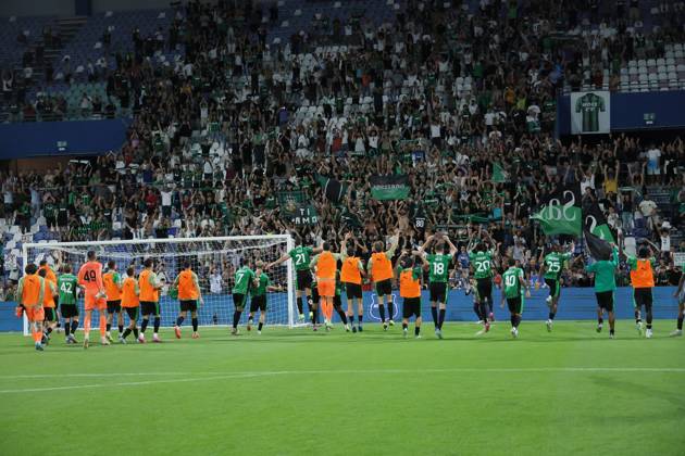 Sassuolo players greet the supporters at the end of the Serie A Unilive soccer match between U.S Sassuolo and S.S. Lazio at Mapei stadium, Reggio Emilia, northern Italy, Monday, September 14, 2025. - Soccer - (Photo Michele Nucci - LaPresse) Copyright: xMichelexNucci LaPressex