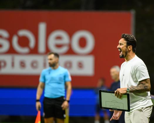 September 14, 2025, Braga, Braga, Portugal: CESAR PEIXOTO head coach of Gil Vicente FC reacts during the Liga Portugal Betclic 2025 26 match between SC Braga and Gil Vicente FC, on September 14, 2025 at Estadio Municipal de Braga, Braga, Portugal Braga Portugal - ZUMAl192 20250914_zsp_l192_056 Copyright: xMiguelxLemosx