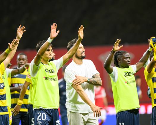 September 14, 2025, Braga, Braga, Portugal: CESAR PEIXOTO head coach of Gil Vicente FC thanking the fans support during the Liga Portugal Betclic 2025 26 match between SC Braga and Gil Vicente FC, on September 14, 2025 at Estadio Municipal de Braga, Braga, Portugal Braga Portugal - ZUMAl192 20250914_zsp_l192_076 Copyright: xMiguelxLemosx