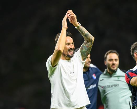 September 14, 2025, Braga, Braga, Portugal: CESAR PEIXOTO head coach of Gil Vicente FC thanking the fans support during the Liga Portugal Betclic 2025 26 match between SC Braga and Gil Vicente FC, on September 14, 2025 at Estadio Municipal de Braga, Braga, Portugal Braga Portugal - ZUMAl192 20250914_zsp_l192_071 Copyright: xMiguelxLemosx