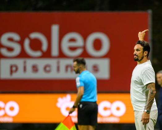 September 14, 2025, Braga, Braga, Portugal: CESAR PEIXOTO head coach of Gil Vicente FC seen reacting during the Liga Portugal Betclic 2025 26 match between SC Braga and Gil Vicente FC, on September 14, 2025 at Estadio Municipal de Braga, Braga, Portugal Braga Portugal - ZUMAl192 20250914_zsp_l192_045 Copyright: xMiguelxLemosx