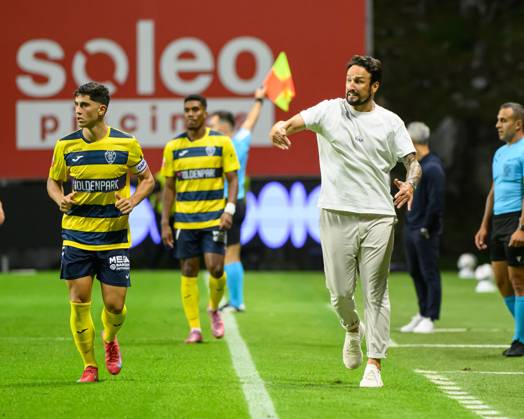 September 14, 2025, Braga, Braga, Portugal: CESAR PEIXOTO head coach of Gil Vicente FC seen reacting during the Liga Portugal Betclic 2025 26 match between SC Braga and Gil Vicente FC, on September 14, 2025 at Estadio Municipal de Braga, Braga, Portugal Braga Portugal - ZUMAl192 20250914_zsp_l192_046 Copyright: xMiguelxLemosx
