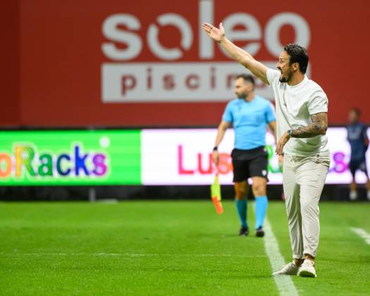 September 14, 2025, Braga, Braga, Portugal: CESAR PEIXOTO head coach of Gil Vicente FC seen reacting during the Liga Portugal Betclic 2025 26 match between SC Braga and Gil Vicente FC, on September 14, 2025 at Estadio Municipal de Braga, Braga, Portugal Braga Portugal - ZUMAl192 20250914_zsp_l192_051 Copyright: xMiguelxLemosx