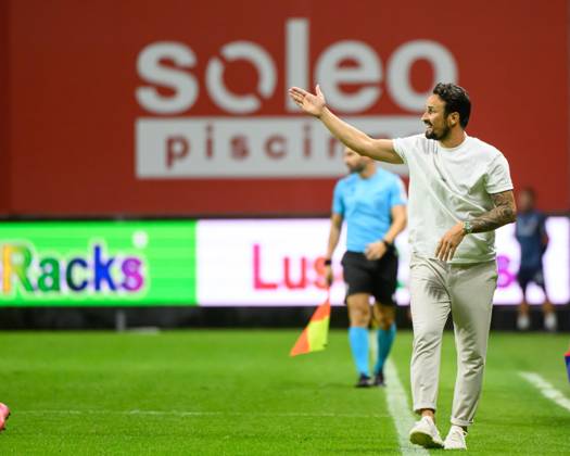 September 14, 2025, Braga, Braga, Portugal: CESAR PEIXOTO head coach of Gil Vicente FC seen reacting during the Liga Portugal Betclic 2025 26 match between SC Braga and Gil Vicente FC, on September 14, 2025 at Estadio Municipal de Braga, Braga, Portugal Braga Portugal - ZUMAl192 20250914_zsp_l192_052 Copyright: xMiguelxLemosx