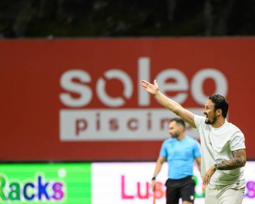 September 14, 2025, Braga, Braga, Portugal: CESAR PEIXOTO head coach of Gil Vicente FC seen reacting during the Liga Portugal Betclic 2025 26 match between SC Braga and Gil Vicente FC, on September 14, 2025 at Estadio Municipal de Braga, Braga, Portugal Braga Portugal - ZUMAl192 20250914_zsp_l192_053 Copyright: xMiguelxLemosx