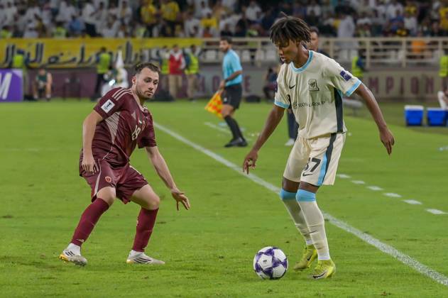 Al-Ittihad v Al-Wehda - AFC Champions League ABU DHABI, UNITED ARAB EMIRATES - SEPTEMBER 15: Al Ittihad player Yaseen Khalid (R) in action against an opponent during the AFC Champions League match between Al-Ittihad and Al-Wehda at Al Nahyan Stadium in Abu Dhabi, United Arab Emirates, on September 15, 2025. Waleed Zein Anadolu Abu Dhabi United Arab Emirates. Editorial use only. Please get in touch for any other usage.  Copyright: x2025xAnadoluxWaleedxZeinx