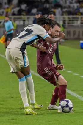 Al-Ittihad v Al-Wehda - AFC Champions League ABU DHABI, UNITED ARAB EMIRATES - SEPTEMBER 15: Al Ittihad player Yaseen Khalid (L) in action against an opponent during the AFC Champions League match between Al-Ittihad and Al-Wehda at Al Nahyan Stadium in Abu Dhabi, United Arab Emirates, on September 15, 2025. Waleed Zein Anadolu Abu Dhabi United Arab Emirates. Editorial use only. Please get in touch for any other usage.  Copyright: x2025xAnadoluxWaleedxZeinx