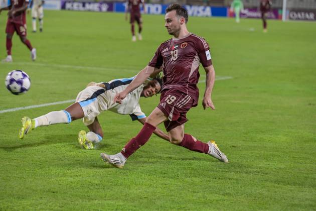 Al-Ittihad v Al-Wehda - AFC Champions League ABU DHABI, UNITED ARAB EMIRATES - SEPTEMBER 15: Al Wehda player Ruben Filipe (R) in action against an opponent during the AFC Champions League match between Al-Ittihad and Al-Wehda at Al Nahyan Stadium in Abu Dhabi, United Arab Emirates, on September 15, 2025. Waleed Zein Anadolu Abu Dhabi United Arab Emirates. Editorial use only. Please get in touch for any other usage.  Copyright: x2025xAnadoluxWaleedxZeinx