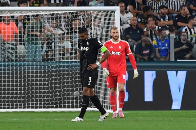 Foto IPP Massimo Rana Torino 16-09-2025 Calcio Champions League 2025 2026 Juventus-Borussia Dortmund 4-4 nella foto la delusione di gleison bremer e del portiere Michele Di Gregorio Italy Photo Press - World Copyright italy ITALY Copyright: xR4924_italyphotopressx