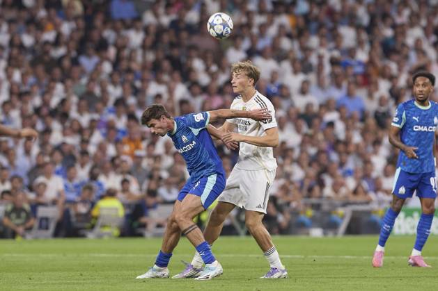 Real Madrid CF vs Olympique de Marseille - 16 Sep 2025 Matt O Riley (L) of Olympique de Marseille and Dean Huijsen (R) of Real Madrid CF are seen in action during the UEFA Champions League 2025 2026 first round day 1 football match between Real Madrid CF and Olympique de Marseille at Santiago Bernabeu Stadium. Final score: Real Madrid CF 2 : 1 Olympique de Marseille Madrid Spain Copyright: xFedericoxTitonex xSOPAxImagesx FTITONE_018