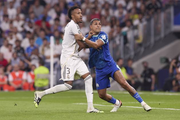 Real Madrid CF vs Olympique de Marseille - 16 Sep 2025 Eder Militao (L) of Real Madrid CF and Facundo Medina (R) of Olympique de Marseille are seen in action during the UEFA Champions League 2025 2026 first round day 1 football match between Real Madrid CF and Olympique de Marseille at Santiago Bernabeu Stadium. Final score: Real Madrid CF 2 : 1 Olympique de Marseille Madrid Spain Copyright: xFedericoxTitonex xSOPAxImagesx FTITONE_034