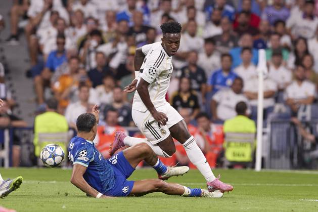 Real Madrid CF vs Olympique de Marseille - 16 Sep 2025 Facundo Medina (L) of Olympique de Marseille and Vinicius Junior (R) of Real Madrid CF are seen in action during the UEFA Champions League 2025 2026 first round day 1 football match between Real Madrid CF and Olympique de Marseille at Santiago Bernabeu Stadium. Final score: Real Madrid CF 2 : 1 Olympique de Marseille Madrid Spain Copyright: xFedericoxTitonex xSOPAxImagesx FTITONE_040
