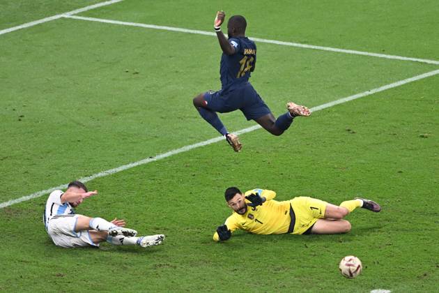 Argentina v France: Final - FIFA World Cup, WM, Weltmeisterschaft, Fussball Qatar 2022 LUSAIL CITY, QATAR - DECEMBER 18: Hugo Lloris (1) of France in action during the FIFA World Cup Qatar 2022 Final match between Argentina and France at Lusail Stadium on December 18, 2022 in Lusail City, Qatar. Qatar World. Editorial use only. Please get in touch for any other usage.  Copyright: x2025xAnadoluxErcinxErtürkx
