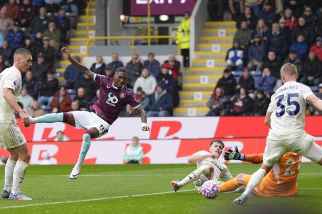 Burnley v Nottingham Forest, Burnley, UK - 20 Sep 2025 Jaidon Anthony of Burnley scores to make it 1-1 during the Premier League match between Burnley and Nottingham Forest at Turf Moor, Burnley on 20 September 2025 ( Burnley Turf Moor Burnley England Copyright: xStevexFlynn PPAUKx PPA-215642