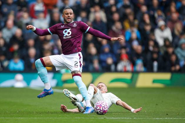 Burnley v Nottingham Forest Premier League Kyle Walker of Burnley and Oleksandr Zinchenko of Nottingham Forest during the Premier League match at Turf Moor, Burnley UK Newspapers OUT Copyright: xMaxxTomlinsonx FIL-22259-0077