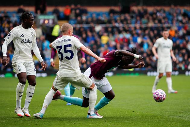Burnley v Nottingham Forest Premier League Loum Tchaouna of Burnley and Oleksandr Zinchenko of Nottingham Forest during the Premier League match at Turf Moor, Burnley UK Newspapers OUT Copyright: xMaxxTomlinsonx FIL-22259-0081